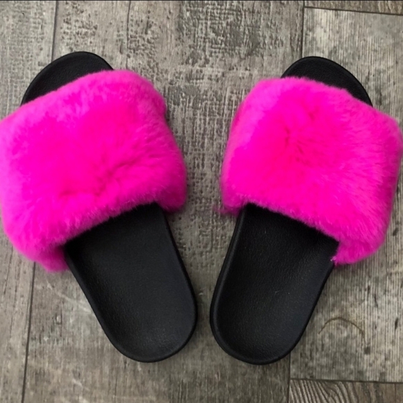 Shoes - 5🌟⬇️6 HOURS PRICE FIRM Fuschia Faux Fur Slide Sa
